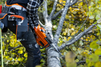 Husqvarna 445S Pilarka spalinowa łańcuchowa 970702015 970 70 20‑15 Funkcja łatwego rozruchu oraz kolorowe znaczniki do ścinki
