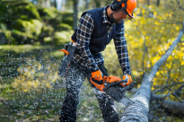 Husqvarna 445S Pilarka spalinowa łańcuchowa 970702015 970 70 20‑15 Rzadsze czyszczenie filtra dzięki Air Injection