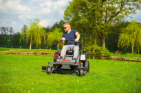 Cedrus C-TRAC-Z107 Traktorek ogrodowy spalinowy zero-skręt umożliwia pracę na nierównym i pochyłym terenie