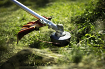 Husqvarna 325iL Podkaszarka akumulatorowa radzi sobie z gęstą i oporną trawą