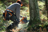 Husqvarna 450S Pilarka spalinowa łańcuchowa 970702715 970 70 27‑15 Po użyciu wyłącznik automatycznie resetuje się, aby ułatwić następny start