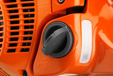 Husqvarna 450S Pilarka spalinowa łańcuchowa 970702715 970 70 27‑15 Odchylany korek wlewu paliwa można łatwo otworzyć i zamknąć
