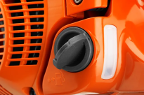 Husqvarna 450S Pilarka spalinowa łańcuchowa 970702715 970 70 27‑15 Odchylany korek wlewu paliwa można łatwo otworzyć i zamknąć