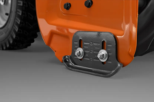 Husqvarna ST 269 Odśnieżarka spalinowa dwustopniowa 970787301 Płozy pozwalają odśnieżarce ślizgać się po zamarzniętych powierzchniach