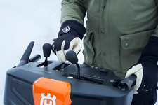 Husqvarna ST 269 Odśnieżarka spalinowa dwustopniowa 970787301 Sterowanie jedną ręką umożliwia szybką regulację podczas pracy