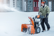Husqvarna ST 269 Odśnieżarka spalinowa dwustopniowa 970787301 Wszystkie dźwignie i ustawienia są łatwo dostępne z pozycji operatora