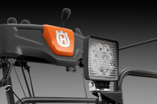 Husqvarna ST 269 Odśnieżarka spalinowa dwustopniowa 970787301 Reflektory LED poprawiają widoczność podczas pracy po zmroku