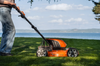 Husqvarna LB 246iS Kosiarka akumulatorowa 970787501 Układ napędu na przednie koła włącza się za pomocą dźwigni