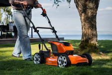 Husqvarna LB 246iS Kosiarka akumulatorowa 970787501 Regulacja uchwytu nogą zapewnia wygodną obsługę