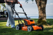 Husqvarna LB 246iS Kosiarka akumulatorowa 970787501 Regulacja uchwytu nogą zapewnia wygodną obsługę