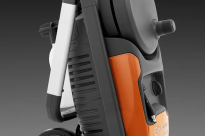 Husqvarna PW 240 Myjka ciśnieniowa 970648101 970 64 81‑01 Składany uchwyt ułatwiający przechowywanie i transport