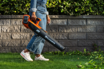 Husqvarna 122iB Dmuchawa do liści akumulatorowa 970827301 Uchwyt z miękką rękojeścią zapewnia maksymalny komfort podczas pracy