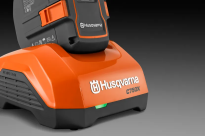 Husqvarna 40-C750X 18 A 36 V Ładowarka 970717201 Dioda LED zapewnia szybki podgląd aktualnego stanu ładowania