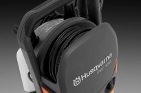 Husqvarna PW 130 Myjka ciśnieniowa 970648001 970 64 80‑01 Schowek na wąż zapewnia wygodne użytkowanie