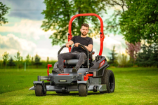 Cedrus C-TRAC-Z132 Traktorek ogrodowy spalinowy zero-skręt posiada dwa napędy pasowe układu tnącego