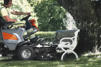 Husqvarna P 524X EFI Rider spalinowy AWD 970601601 970 60 16‑01 do wykaszania miejsc trudnodostępnych w pobliżu ogrodzenia, pod krzewami, ławkami parkowymi