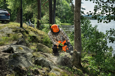 Husqvarna 242i Pilarka akumulatorowa łańcuchowa, zestaw 970838410 gwarantuje moc i minimalizuje ryzyko utknięcia łańcucha w drewnie podczas ścinki