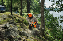 Husqvarna 242i Pilarka akumulatorowa łańcuchowa, zestaw 970838410 gwarantuje moc i minimalizuje ryzyko utknięcia łańcucha w drewnie podczas ścinki