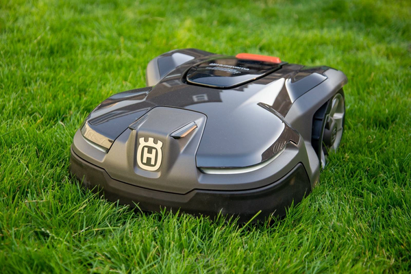 Robot koszący, cena – czyli, ile trzeba zapłacić za dobrą kosiarkę automatyczną