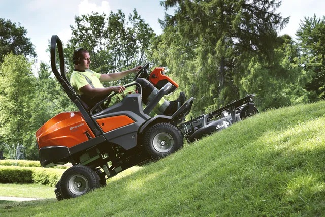 Dzięki kołom 20 cali Husqvarna P535HX manewrowanie jest łatwe w trudnym terenie Dzięki kołom 20 cali Husqvarna P535HX manewrowanie jest łatwe w trudnym terenie