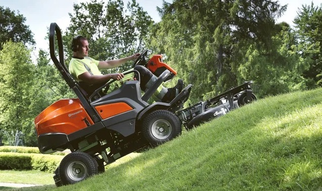 Husqvarna P 524X z napędem na 4 koła zapewnia stabilność podczas jazdy po terenie pochyłym Husqvarna P 524X z napędem na 4 koła zapewnia stabilność podczas jazdy po terenie pochyłym