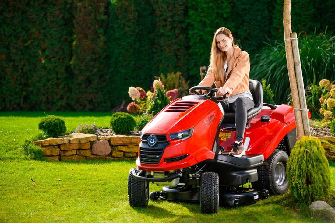 Cedrus AJ9216H Traktorek ogrodowy spalinowy do użytku przez cały rok Cedrus AJ9216H Traktorek ogrodowy spalinowy do użytku przez cały rok